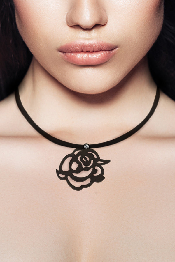 zoom, vue gros plan, collier pendentif rose japonaise ronde, couleur noir. Taille réelle. Bijoux fantaisies en silicone, ladygum, marque française, créateurs, designers. Collier simplissimo avec strass swarovski, cristal, amovible, riveté, avec boucles rose japonaise ronde. Style nature, fleur, floral, amour, romantique, simple, minimaliste, interchangeable avec d'autres pendentifs. Léger, souple, longueur réglable, ajustable, fermoir en T, résistant à l'eau/à la chaleur/à la lumière. Cadeau original.