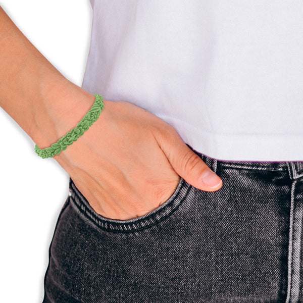 vue porté au poignet sur mannequin, vue zoom, gros plan, en entier, bracelet boho les fleurettes, couleur pistache, vert pétillant, vert fluo, vert clair, vert pomme. Bijoux fantaisies en silicone, marque française, ladygum. Bracelet aux fleurs en relief, non ajustable, taille unique, facile à enfiler au poignet. Cadeau original.
