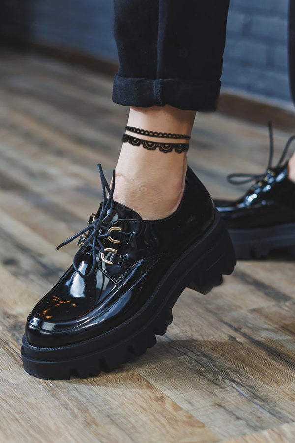 vue porté par mannequin, chaîne de cheville modèle dentelle, couleur noir. Ladygum, marque française, bijoux fantaisies en silicone, créateurs, designers. Style lingerie, motif, ajouré, multi rangs. Souples, réglables, ajustables, minimisant les allergies. Cadeau original.