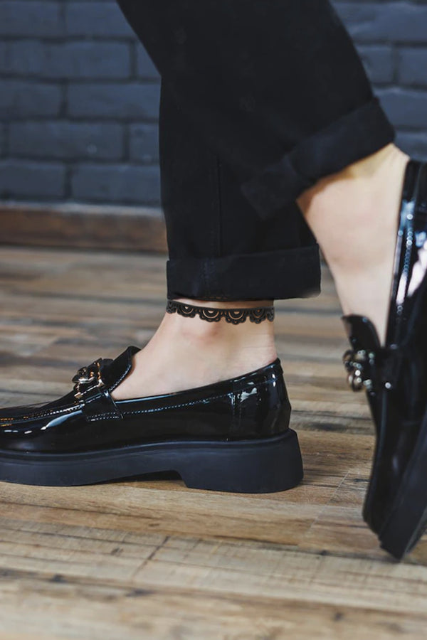 vue porté par mannequin, chaîne de cheville modèle dentelle, couleur noir. Ladygum, marque française, bijoux fantaisies en silicone, créateurs, designers. Style lingerie, motif, ajouré, multi rangs. Souples, réglables, ajustables, minimisant les allergies. Cadeau original.