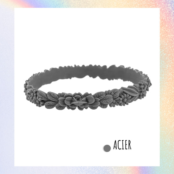 zoom, vue gros plan, bracelet les fleurettes, couleur acier, gris. Bijoux fantaisies, marque française, ladygum, silicone. Bracelet souple, délicat, non ajustable. Fleurs en relief. Idée cadeau de table pour toute la famille. Originale