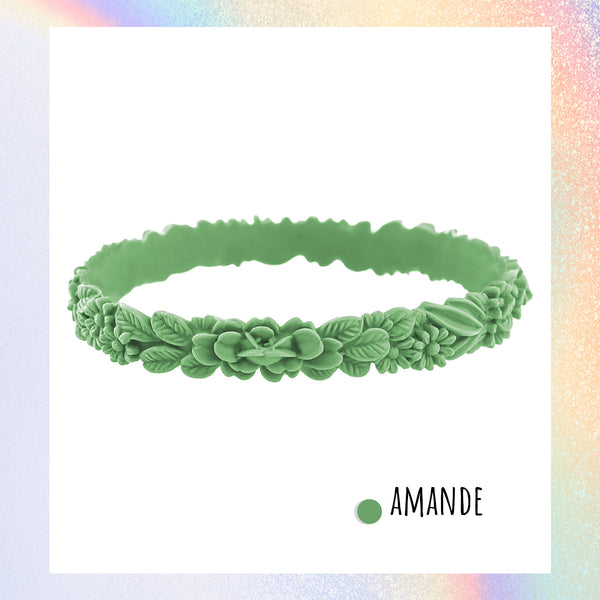 zoom, vue gros plan, bracelet boho Les Fleurettes, couleur amande, vert pastel. Bijoux fantaisies en silicone, marque française, ladygum. Bracelet taille unique, non ajustable, facile à enfiler. Bracelets aux fleurs en relief. Original, minimisant les allergies. Cadeau pour les fêtes.