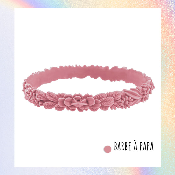 zoom, vue gros plan, bracelet boho les fleurettes, couleur barbe à papa, rose pastel, rose poudré. Bijoux fantaisies en silicone, marque française, ladygum. Bracelet aux fleurs en relief, taille unique, non ajustable, facile à enfiler au poignet. Cadeau original pour les fêtes.