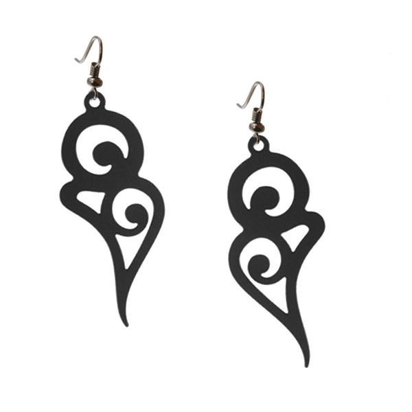 vue en entier, à plat, paire de boucles d'oreilles courbe, grand modèle, couleur noir. Bijoux fantaisies en silicone, marque française, créateurs, designers. Style fleur, floral, rond, longues, pendantes. Attache dormeuse en acier inoxydable. Minimisant les allergies, résistant à l'eau/à la chaleur/à la lumière, souple, léger. Cadeau original.