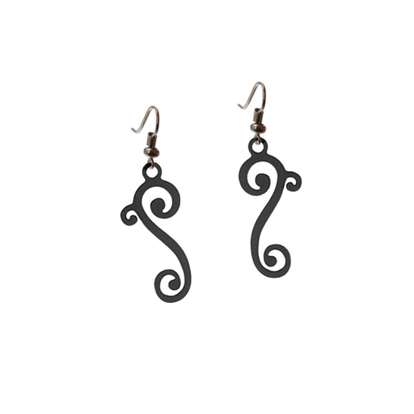 vue à plat, en entier, paire de boucles d'oreilles courbe, petit modèle, couleur noir. Portées par mannequin Dorine Gaudin. Bijoux fantaisies en silicone, marque française, créateurs, designers. Style fleur, floral, rond, longues, pendantes. Attache dormeuse en acier inoxydable. Minimisant les allergies, résistant à l'eau/à la chaleur/à la lumière, souple, léger. Cadeau original.