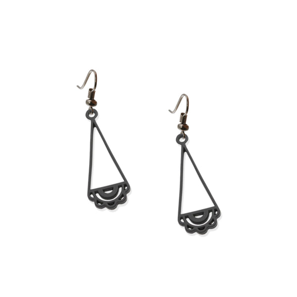 vue en entier, à plat, paire de boucles d'oreilles dentelle, couleur noir. Bijoux fantaisies en silicone, marque française, créateurs, designers. Style pendante, géométrique, graphique, féminin, minimaliste, motif. Attache dormeuse en acier inoxydable. Minimisant les allergies, résistant à l'eau/à la chaleur/à la lumière, souple, léger. Cadeau original.