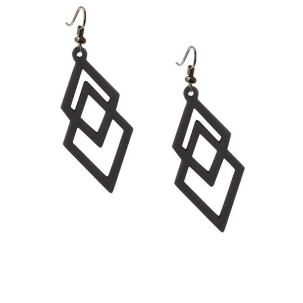 vue en entier, à plat, paire de boucles d'oreilles diamant, couleur noir. Bijoux fantaisies en silicone, marque française, créateurs, designers. Style losange, triangle, géométrique, graphique, moderne, contemporain. Attache dormeuse en acier inoxydable. Minimisant les allergies, résistant à l'eau/à la chaleur/à la lumière, souple, léger. Cadeau original.