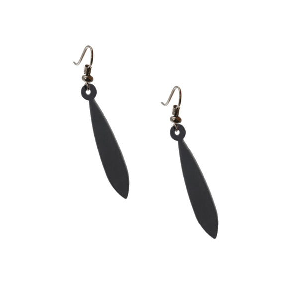 vue à plat, en entier, paire de boucles d'oreilles emeraude, couleur noir. Bijoux fantaisies en silicone, marque française, créateurs, designers. Style pendante, minimaliste, feuille, longues. Attache dormeuse en acier inoxydable. Minimisant les allergies, résistant à l'eau/à la chaleur/à la lumière, souple, léger. Cadeau original.