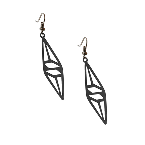 vue en entier, à plat, paire de boucles d'oreilles graphique, couleur noir. Bijoux fantaisies en silicone, marque française, créateurs, designers. Style pendante, minimaliste, géométrique, losange, triangle. Attache dormeuse en acier inoxydable. Minimisant les allergies, résistant à l'eau/à la chaleur/à la lumière, souple, léger. Cadeau original.