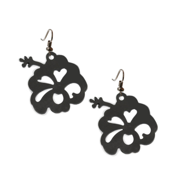 vue en entier, à plat, paire de boucles d'oreilles hibiscus, couleur noir. Bijoux fantaisies en silicone, marque française, créateurs, designers. Style tropical, fleur, floral, nature, île, exotique, jungle, plage, mer. Attache dormeuse en acier inoxydable. Minimisant les allergies, résistant à l'eau/à la chaleur/à la lumière, souple, léger. Cadeau original.
