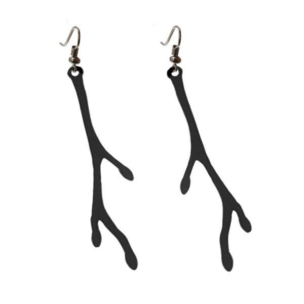 vue à plat, en entier, paire de boucles d'oreilles primavera, couleur noir. Bijoux fantaisies en silicone, marque française, créateurs, designers. Style longue, pendante, fleur, nature. Attache dormeuse en acier inoxydable. Minimisant les allergies, résistant à l'eau/à la chaleur/à la lumière, souple, léger. Cadeau original.