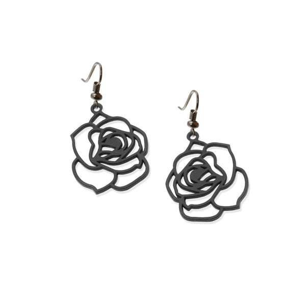 vue à plat, en entier, paire de boucles d'oreilles rose, couleur noir. Bijoux fantaisies en silicone, marque française, créateurs, designers. Style fleur, floral, nature, amour, pétale. Attache dormeuse en acier inoxydable. Minimisant les allergies, résistant à l'eau/à la chaleur/à la lumière, souple, léger. Cadeau original.