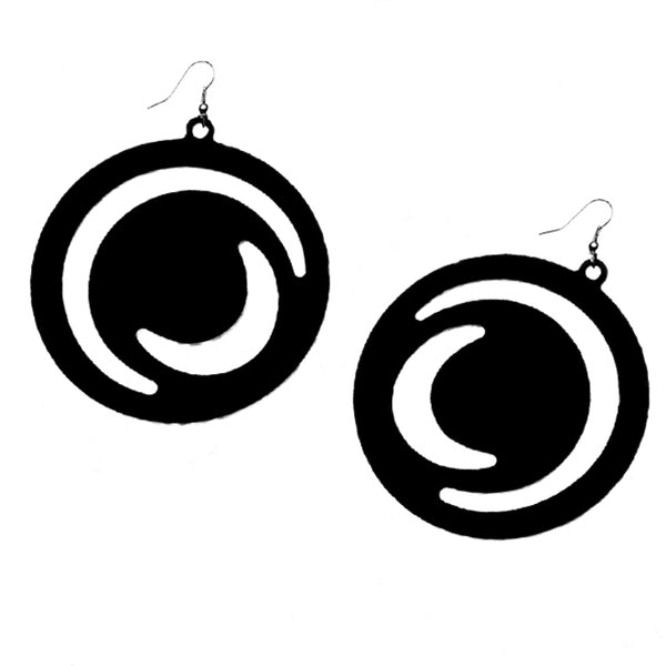 vue à plat, en entier, paire de boucles d'oreilles triptic, couleur noir. Bijoux fantaisies en silicone, marque française, créateurs, designers. Style créole, lune, étoile, croissant, cercle, rond, lunaire, astronomie. Attache dormeuse en acier inoxydable. Minimisant les allergies, résistant à l'eau/à la chaleur/à la lumière, souple, léger. Cadeau original.