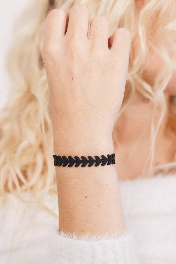 zoom, vue gros plan, bracelet épi de blé, couleur noir. Vue taille réelle, porté sur poignet par mannequin Dorine Gaudin. Bijoux fantaisies en silicone, ladygum, marque française, créateurs, designers. Style nature, manchette femme, blé, champêtre, flèche, indien. Léger, souple, longueur réglable, bracelet ajustable, fermoir en T, résistant à l'eau, à la chaleur, à la lumière, minimisant les allergies. Cadeau original.