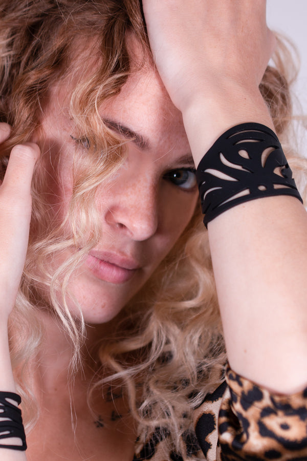 vue gros plan, détails, bracelet maori, couleur noir, mixte, silicone, porté par mannequin, dorine gaudin. Style manchette, polynésien, tribal, ethnique, été, jungle, aztèque, tribu. Bijoux fantaisies, bracelets fantaisies en silicone, ladygum, marque française, créateurs, designers. Longueur réglable, fermoir en T, bracelet ajustable, résistant à l'eau, à la chaleur, à la lumière, minimisant les allergies.