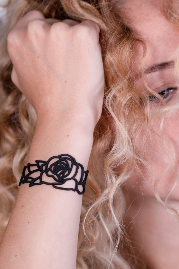 vue taille réelle, bracelet rose, noir, silicone, porté par mannequin, dorine gaudin. Ladygum, bijoux fantaisies, bracelets fantaisies, marque française, créateurs, designers. Style fleur, floral, nature, romantique, rose, fémini. Souple, léger, résistant à l'eau, à la chaleur, à la lumière, minimisant les allergies. Longueur réglable, bracelet ajustable, fermoir en T.