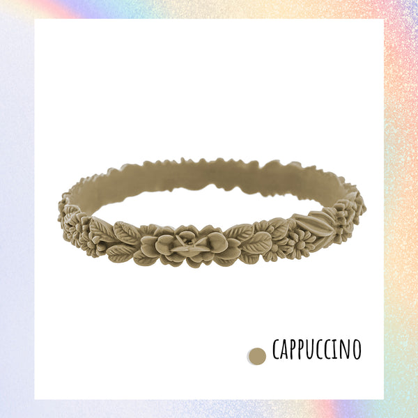 zoom, vue gros plan, en entier, bracelet boho les fleurettes, couleur cappucino, beige, brun, marron clair. Bijoux fantaisies en silicone, marque française, ladygum. Bracelet non ajustable, taille unique, facile à enfiler au poignet. Bracelets aux fleurs en relief, minimisant les allergies. Cadeau original