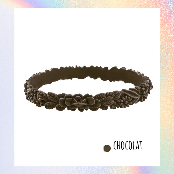 zoom, vue gros plan, bracelet boho les fleurettes, couleur chocolat, marron foncé, brun foncé. Laydugm, bijoux fantaisies en silicone, marque frnaçaise. Bracelet non ajustable, taille unique, facile à enfiler au poignet. Bracelets aux fleurs en relief. Cadeau original