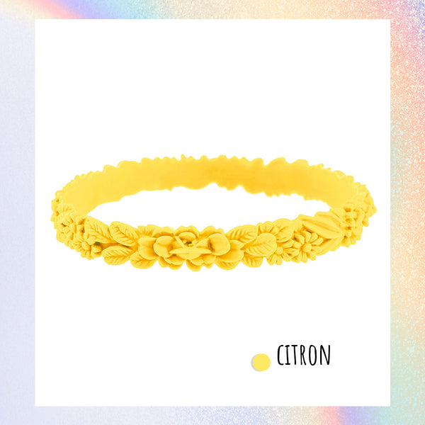 zoom, vue gros plan, bracelet boho les fleurettes, couleur citron. Bijoux fantaisies en silicone, ladygum, marque française. Bracelet aux fleurs en relief, non ajustable, taille unique, facile à enfiler au poignet. Cadeau original.