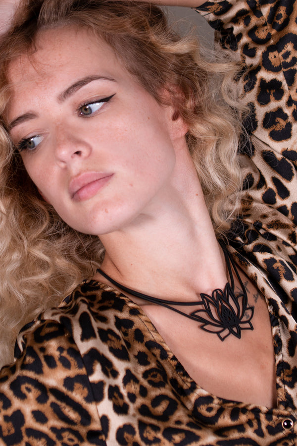 vue taille réelle, collier mantra, porté sur mannequin, dorine gaudin. Silicone, noir, ladygum, bijoux fantaisies, marque française, créateurs, designers. Style fleur, floral, lotus, indie, Inde, indien, feuille, zen, minimaliste, féminin. Souple, léger, minimisant les allergies, résistant à l'eau, à la chaleur. Modèle mantra.