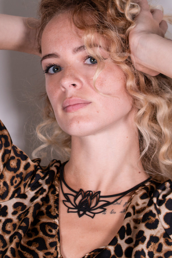 vue taille réelle, collier mantra, porté sur mannequin, dorine gaudin. Silicone, noir, ladygum, bijoux fantaisies, marque française, créateurs, designers. Style fleur, floral, lotus, indie, Inde, indien, feuille, zen, minimaliste, féminin. Souple, léger, minimisant les allergies, résistant à l'eau, à la chaleur. Modèle mantra.