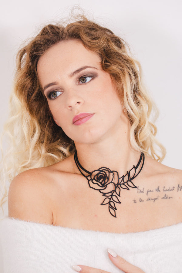 zoom, vue gros plan, collier rose, couleur noir. Vue taille réelle, porté par mannequin dorine gaudin. Bijoux fantaisies en silicone, ladygum, marque française, créateurs, designers. Style plongeant, pendant, fleur, feuilles, nature, floral, amour, romantique, fleur éternelle. Léger, souple, résistant à l'eau/à la chaleur/à la lumière. Collier ajustable, longueur réglable, fermoir en T. Cadeau original.