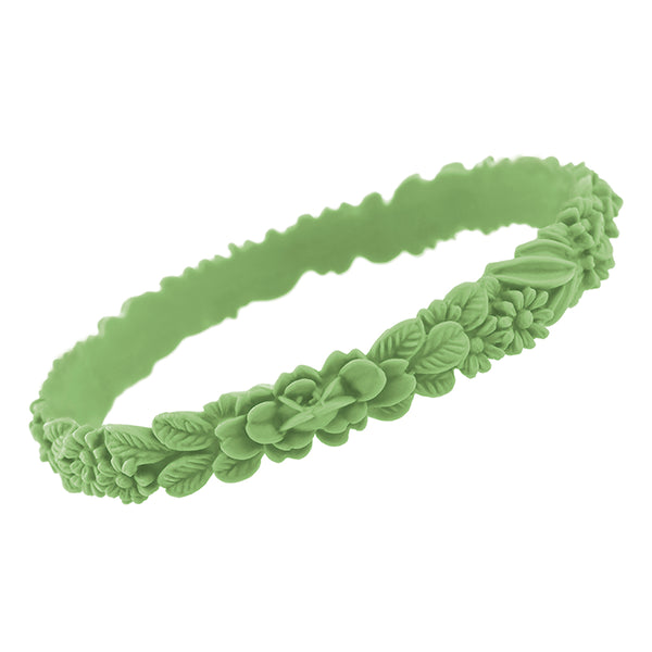 vue zoom, gros plan, en entier, bracelet boho les fleurettes, couleur pistache, vert pétillant, vert fluo, vert clair, vert pomme. Bijoux fantaisies en silicone, marque française, ladygum. Bracelet aux fleurs en relief, non ajustable, taille unique, facile à enfiler au poignet. Cadeau original.