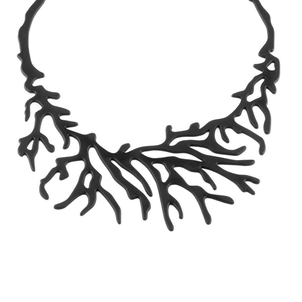 vue gros plan, détails plastron, collier corail à plat, disponible en noir. Silicone, bijoux fantaisies. Marque française, créateurs, designers. Style nature, floral, aquatique, tropical, tropique, été, plage. LadyGum. Léger, souple, longueur réglable, bijou ajustable.