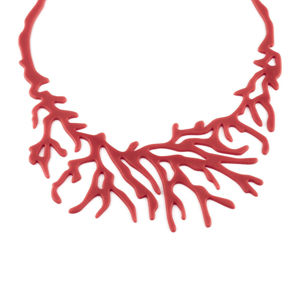 vue gros plan, détails plastron, collier corail à plat, disponible en rouge/brique/corail. Silicone, bijoux fantaisies. Marque française, créateurs, designers. Style nature, floral, aquatique, tropical, tropique, été, plage. LadyGum. Léger, souple, longueur réglable, bijou ajustable.