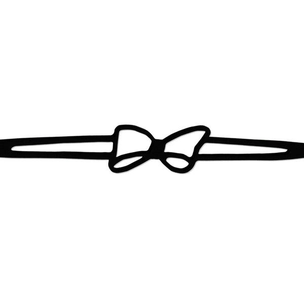 vue gros plan, détails, taille réelle, bracelet noeud, noir, silicone. Bijoux fantaisies, ladygum, marque française, créateurs, designers. Style minimaliste, féminin, noeud papillon, ruban, fille, couture. Léger, souple, longueur réglable, bracelet ajustable, fermoir en T.