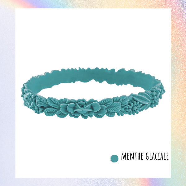vue zoom, gros plan, en entier, bracelet boho les fleurettes, couleur menthe glaciale, vert d'eau, bleu clair, turquoise. Bijoux fantaisies en silicone, marque française, ladygum. Bracelet fleurs en relief, non ajustable, taille unique, facile à enfiler au poignet. Cadeau original.
