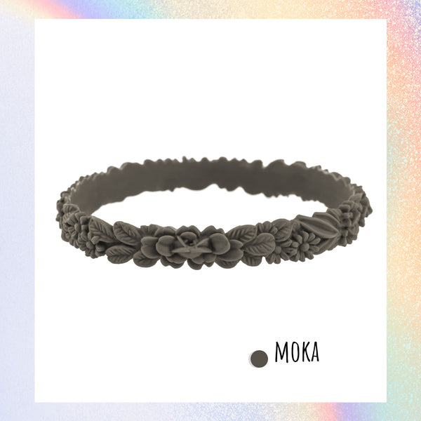 vue zoom, gros plan, en entier, bracelet boho les fleurettes, couleur moka/gris/taupe. Bijoux fantaisies en silicone, ladygum, marque française. Bracelet aux fleurs en relief, non ajustable, taille unique, facile à enfiler au poignet. Cadeau original