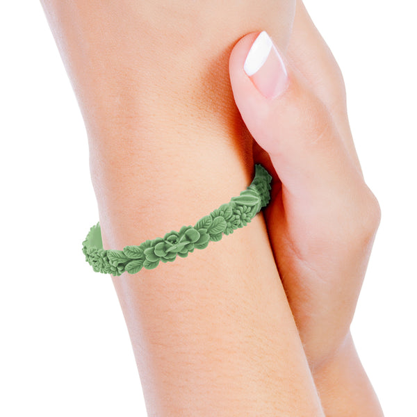 porté sur poignet, par mannequin. Zoom, vue gros plan, bracelet boho Les Fleurettes, couleur amande, vert pastel. Bijoux fantaisies en silicone, marque française, ladygum. Bracelet taille unique, non ajustable, facile à enfiler. Bracelets aux fleurs en relief. Original, minimisant les allergies. Cadeau pour les fêtes.