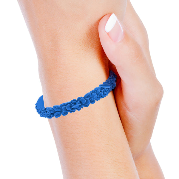 zoom, vue gros plan, en entier, bracelet boho les felurettes, couleur bleueberry, bleu électrique. Bijoux fantaisies en silicone, marque française, ladygum. Bracelet non ajustable, facile à enfiler, taille unique. Cadeau original, idée cadeau pour les fêtes.