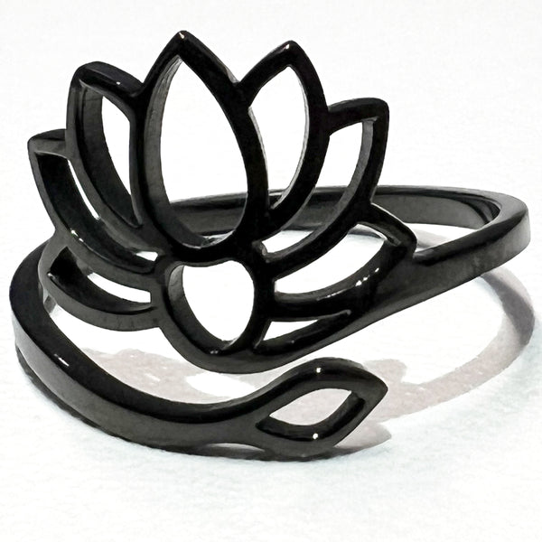 vue gros plan, zoom, détails, bague mantra, couleur noir en acier inoxydable. Nouveautés, spécial fêtes. Ladygum, marque française, créateurs, designers. Style fleur, floral, nature, lotus, zen, yoga. Bague ajustable, réglable. Matière qui résistant à l'eau, minimisant les allergies. Cadeau original.