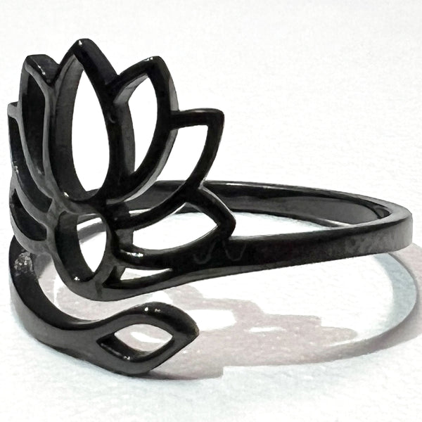 vue gros plan, zoom, détails, bague mantra, couleur noir en acier inoxydable. Nouveautés, spécial fêtes. Ladygum, marque française, créateurs, designers. Style fleur, floral, nature, lotus, zen, yoga. Bague ajustable, réglable. Matière qui résistant à l'eau, minimisant les allergies. Cadeau original.