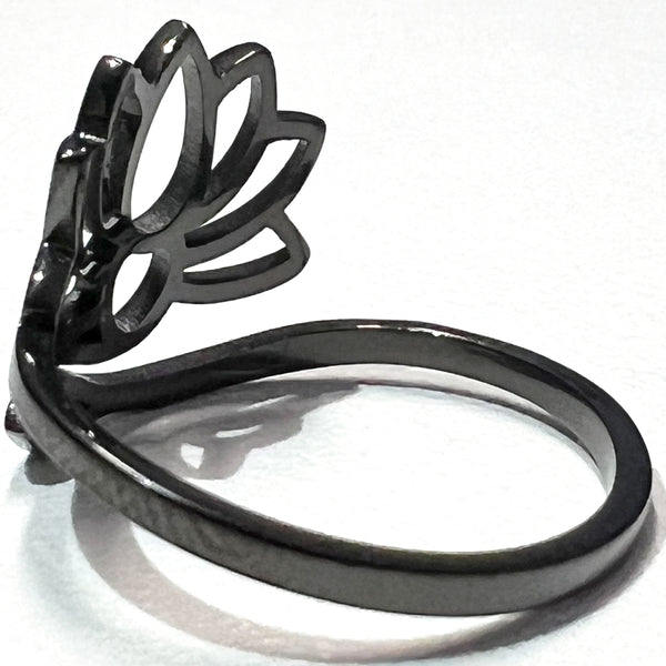 vue gros plan, zoom, détails, bague mantra, couleur noir en acier inoxydable. Nouveautés, spécial fêtes. Ladygum, marque française, créateurs, designers. Style fleur, floral, nature, lotus, zen, yoga. Bague ajustable, réglable. Matière qui résistant à l'eau, minimisant les allergies. Cadeau original.
