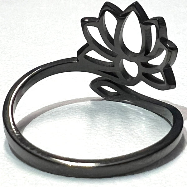 vue gros plan, zoom, détails, bague mantra, couleur noir en acier inoxydable. Nouveautés, spécial fêtes. Ladygum, marque française, créateurs, designers. Style fleur, floral, nature, lotus, zen, yoga. Bague ajustable, réglable. Matière qui résistant à l'eau, minimisant les allergies. Cadeau original.