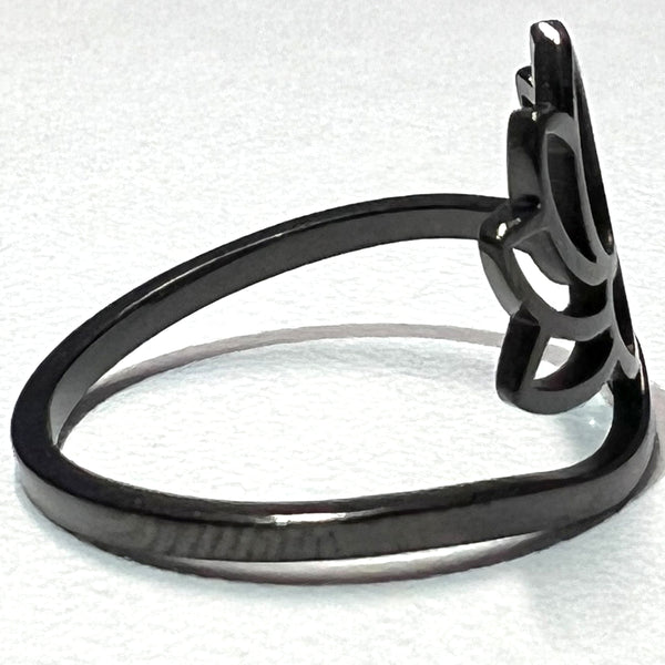 vue gros plan, zoom, détails, bague mantra, couleur noir en acier inoxydable. Nouveautés, spécial fêtes. Ladygum, marque française, créateurs, designers. Style fleur, floral, nature, lotus, zen, yoga. Bague ajustable, réglable. Matière qui résistant à l'eau, minimisant les allergies. Cadeau original.