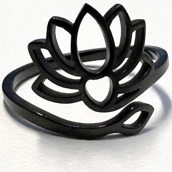 vue gros plan, zoom, détails, bague mantra, couleur noir en acier inoxydable. Nouveautés, spécial fêtes. Ladygum, marque française, créateurs, designers. Style fleur, floral, nature, lotus, zen, yoga. Bague ajustable, réglable. Matière qui résistant à l'eau, minimisant les allergies. Cadeau original.