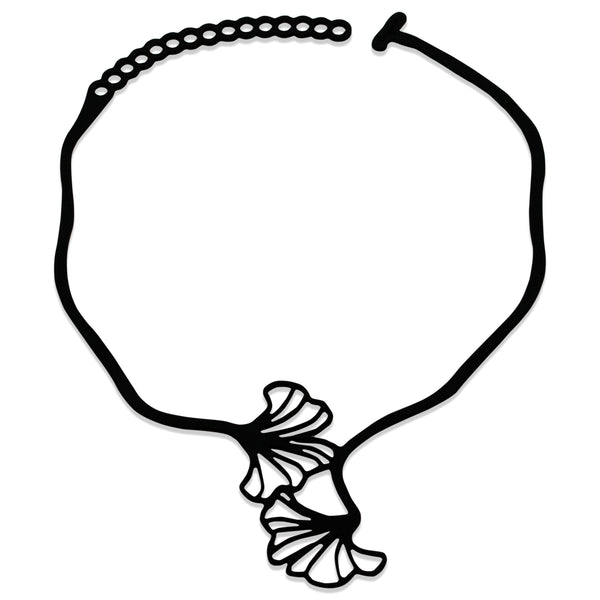 vue taille réelle, collier ginkgo, à plat, en entier, fermoir en T. Silicone, noir, bijoux fantaisies, ladygum, marque française, créateurs, designers. Souple, léger, minimisant les allergies, résistant à l'eau, à la chaleur, longueur réglable, bijoux ajustables. Style feuilles, printemps, japon, nature, fleurs, floral, fleuri. Modèle ginkgo.