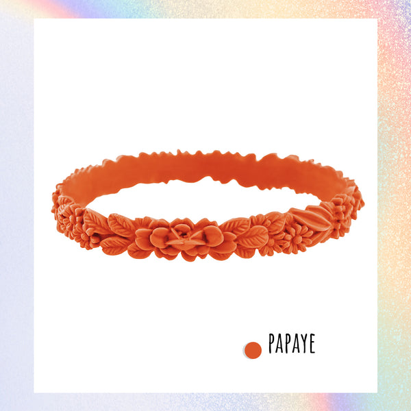 vue zoom, gros plan, en entier, bracelet boho les fleurettes, couleur papaye, orange, rouille, citrouille. Bijoux fantaisies en silicone, marque française, ladygum. Bracelet aux fleurs en relief, non ajustable, taille unique, facile à enfiler au poignet. Belle idée cadeau originale