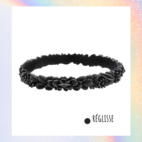 zoom, vue gros plan, en entier, bracelet boho les fleurettes, couleur réglisse, noir. Bijoux fantaisies en silicone, marque française, ladyugm. Bracelet aux fleurs en relief, non ajustable, taille unique, facile à enfiler au poignet. Belle idée cadeau originale