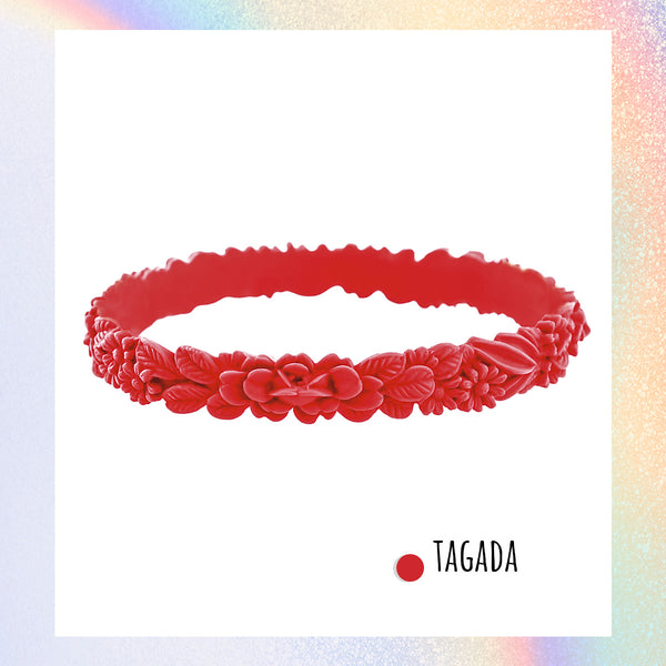 zoom, vue gros plan, en entier, bracelet boho les fleurettes, couleur tagada, rouge vif. Bijoux fantaisies en silicone, marque française, ladygum. Bracelet aux fleurs en relief, non ajustable, taille unique, facile à enfiler au poignet. Cadeau original