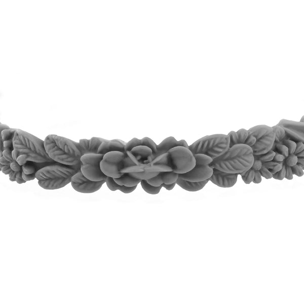 zoom, vue gros plan, bracelet les fleurettes, couleur acier, gris. Bijoux fantaisies, marque française, ladygum, silicone. Bracelet souple, délicat, non ajustable. Fleurs en relief. Idée cadeau de table pour toute la famille. Originale