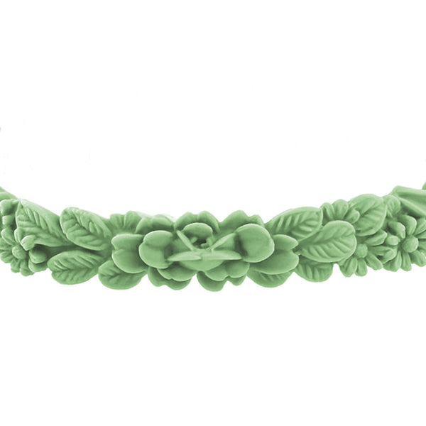 zoom, vue gros plan, bracelet boho Les Fleurettes, couleur amande, vert pastel. Bijoux fantaisies en silicone, marque française, ladygum. Bracelet taille unique, non ajustable, facile à enfiler. Bracelets aux fleurs en relief. Original, minimisant les allergies. Cadeau pour les fêtes.