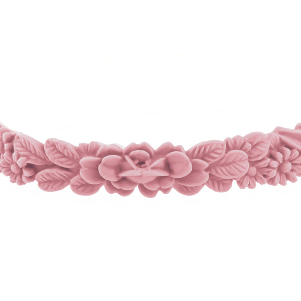zoom, vue gros plan, bracelet boho les fleurettes, couleur barbe à papa, rose pastel, rose poudré. Bijoux fantaisies en silicone, marque française, ladygum. Bracelet aux fleurs en relief, taille unique, non ajustable, facile à enfiler au poignet. Cadeau original pour les fêtes.
