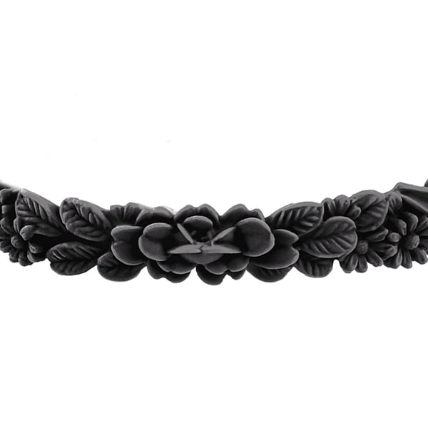 zoom, vue gros plan, en entier, bracelet boho les fleurettes, couleur réglisse, noir. Bijoux fantaisies en silicone, marque française, ladyugm. Bracelet aux fleurs en relief, non ajustable, taille unique, facile à enfiler au poignet. Belle idée cadeau originale