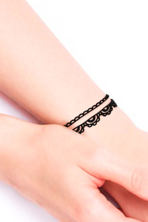 zoom, vue gros plan, bracelet dentelle, couleur noir. Vue taille réelle, porté sur poignet par mannequin Dorine Gaudin. Bijoux fantaisies en silicone, ladygum, marque française, créateurs, designers. Style multi rangs, à motif, lingerie, demi cercle. Léger, souple, longueur réglable, bracelet ajustable, fermoir en T, résistant à l'eau, à la chaleur, à la lumière, minimisant les allergies. Cadeau original.