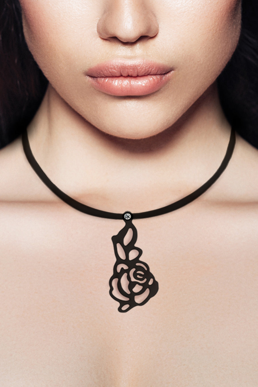 zoom, vue gros plan, collier pendentif rose japonaise long, couleur noir. Vue taille réelle, porté. Silicone, ladygum, bijoux fantaisies, marque française, créateurs, designers. Style simple, minimaliste. Collier simplissimo avec strass couleur cristal, amovible, riveté, avec pendentif boucle rose japonaise long, nature, fleur, amour, romantique. Léger, souple, résistant à l'eau, à la chaleur, à la lumière. Collier ajustable, longueur réglable, fermoir en T. Cadeau original. 